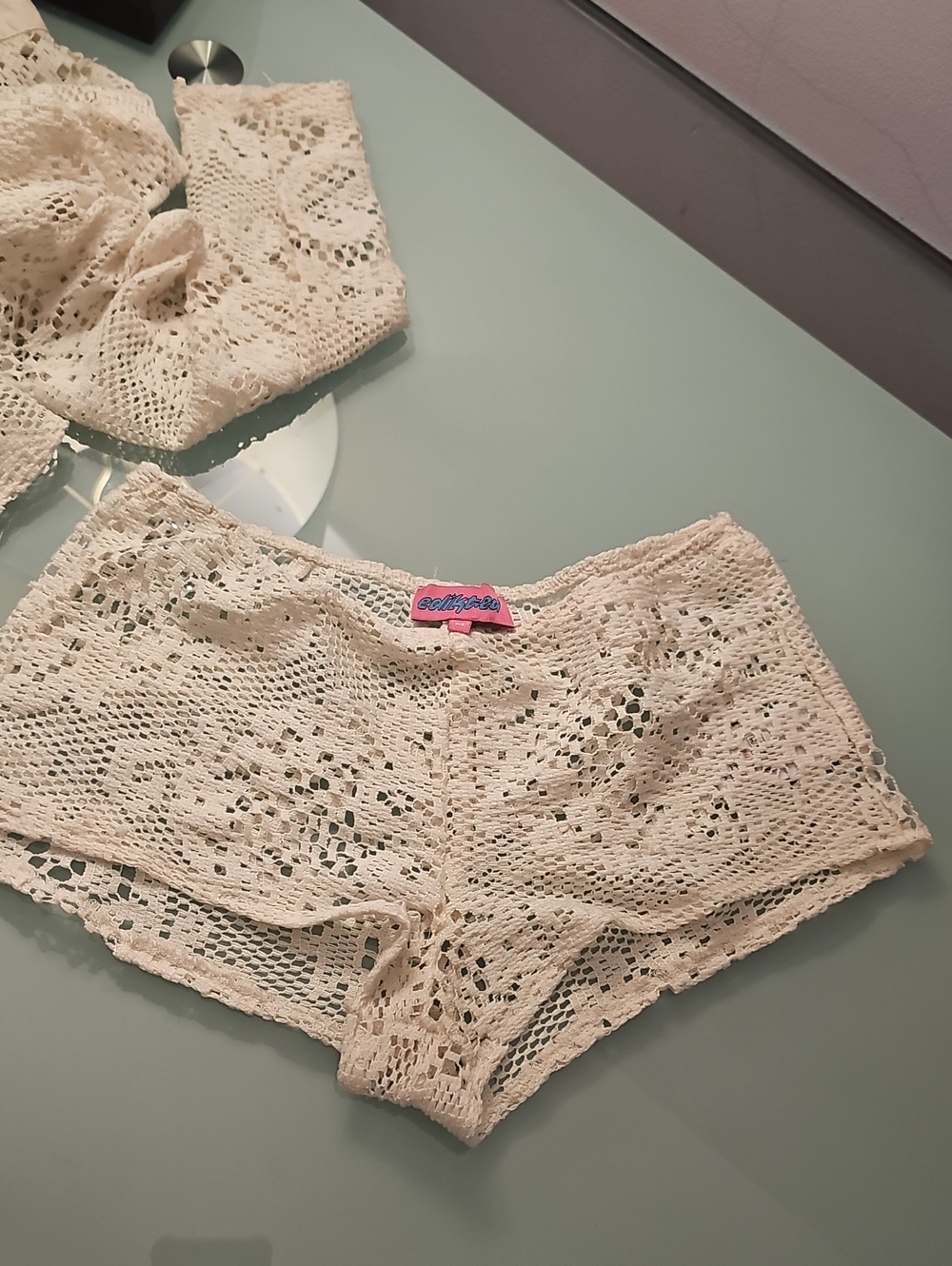 Top & Shorts - Picture 7 of 8